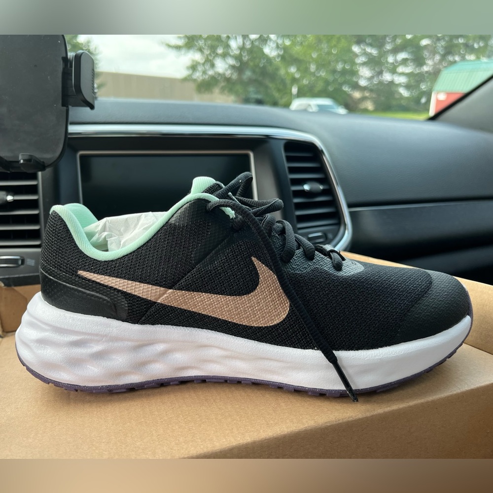 Nike Revolution NIB